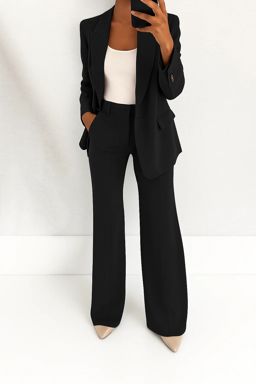 Trendy dames broekpak: blazer en wijde pijpen broek met hoge taille, comfortabel en stijlvol.