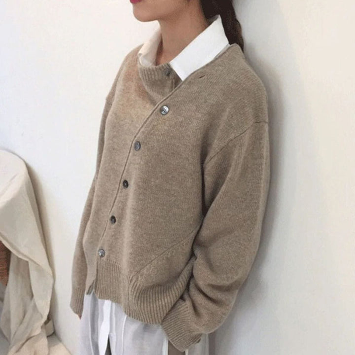 Dames cardigan met asymmetrische knopen, stijlvol en modieus voor elke gelegenheid.