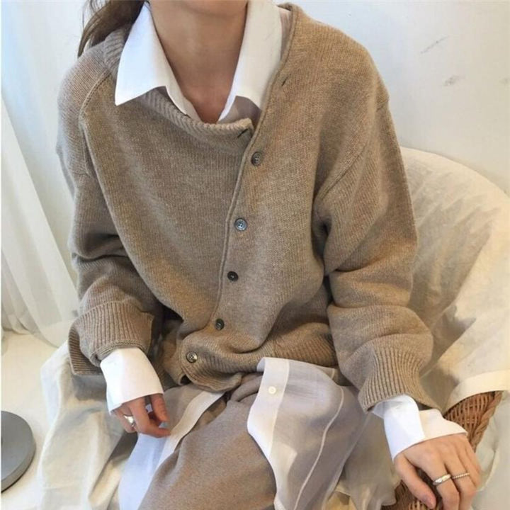 Trendy dames cardigan met unieke asymmetrische knopen, perfect voor een moderne look.