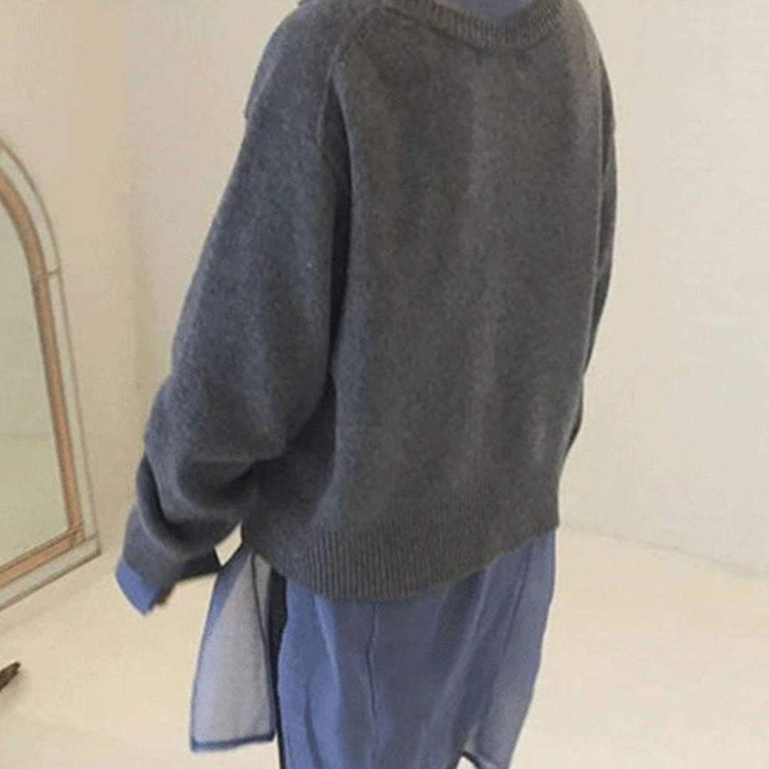 Modieuze dames cardigan met opvallende asymmetrische knopen, creëert een trendy silhouet.