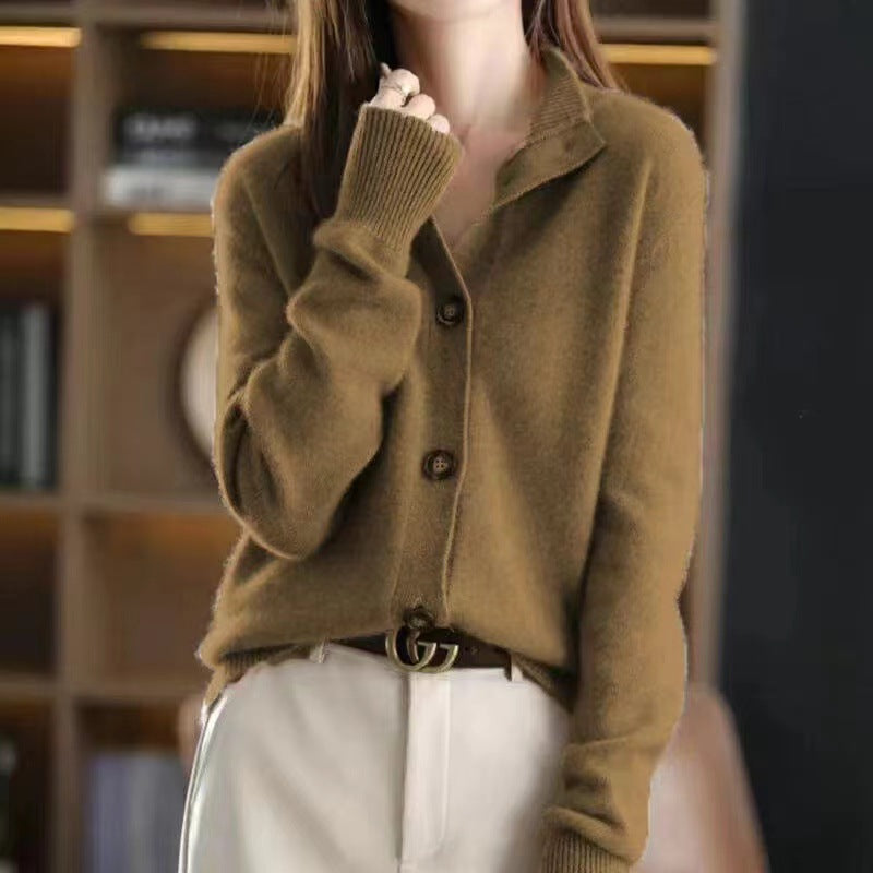 Modieuze dames cardigan met lange mouwen, comfortabel en perfect te stylen met knopen open of dicht.
