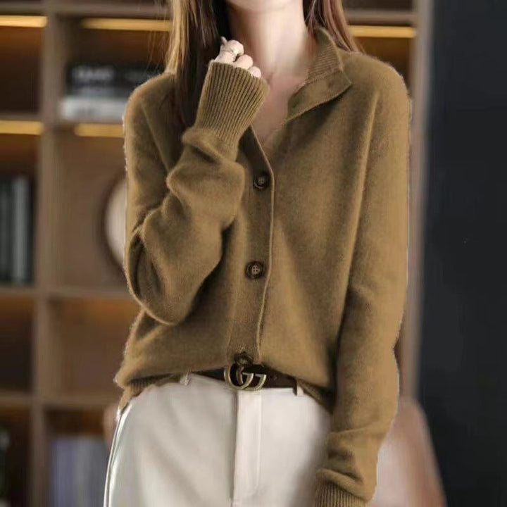 Modieuze dames cardigan met lange mouwen, comfortabel en perfect te stylen met knopen open of dicht.