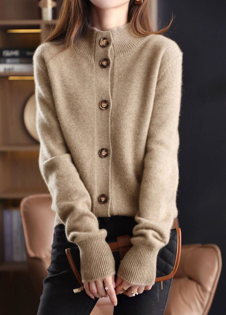 Klassieke dames cardigan met knopen, elegant en tijdloos, perfect voor een stijlvolle look.