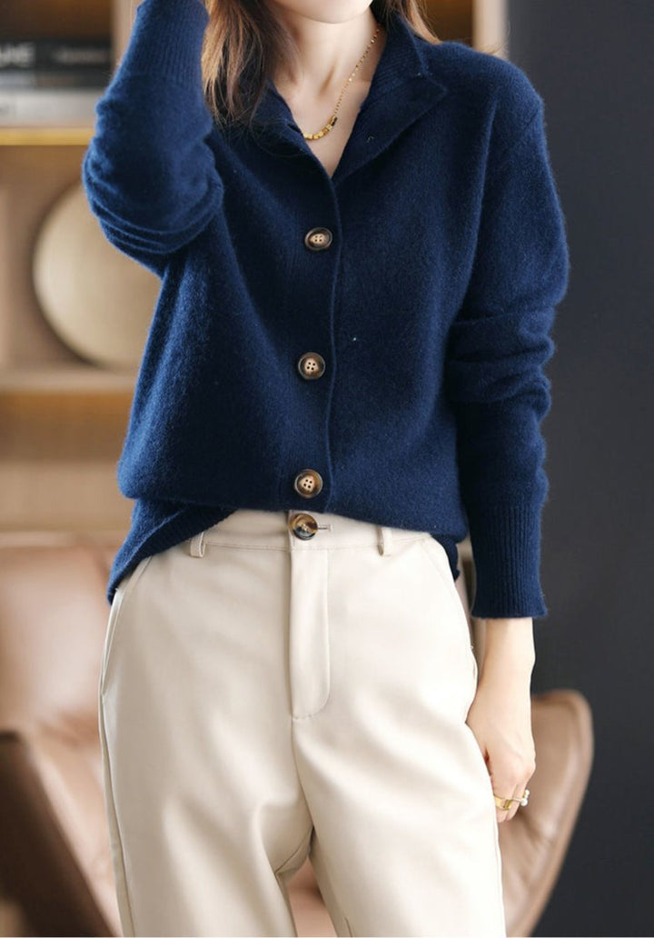 Detail van de elegante knopen op een gebreide dames cardigan, benadrukt kwaliteit en design.