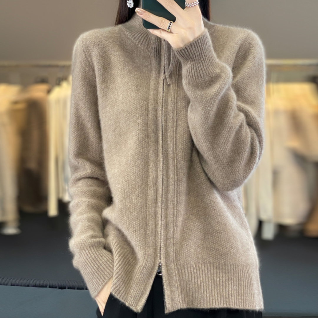 Elegante dames cardigan met rits, geribbelde manchetten, gedragen door model voor modebewuste stijl.