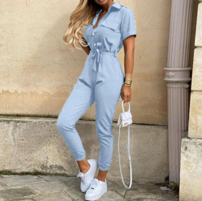 Elegante dames jumpsuit met knoopsluiting, perfect voor een trendy casual look of avondje uit.