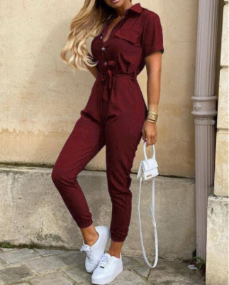 Elegante dames jumpsuit met knoopsluiting en rechte pijpen, veelzijdig voor elke gelegenheid.