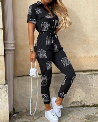 Veelzijdige dames cargo jumpsuit met knoopsluiting, geschikt voor zowel casual als elegant.
