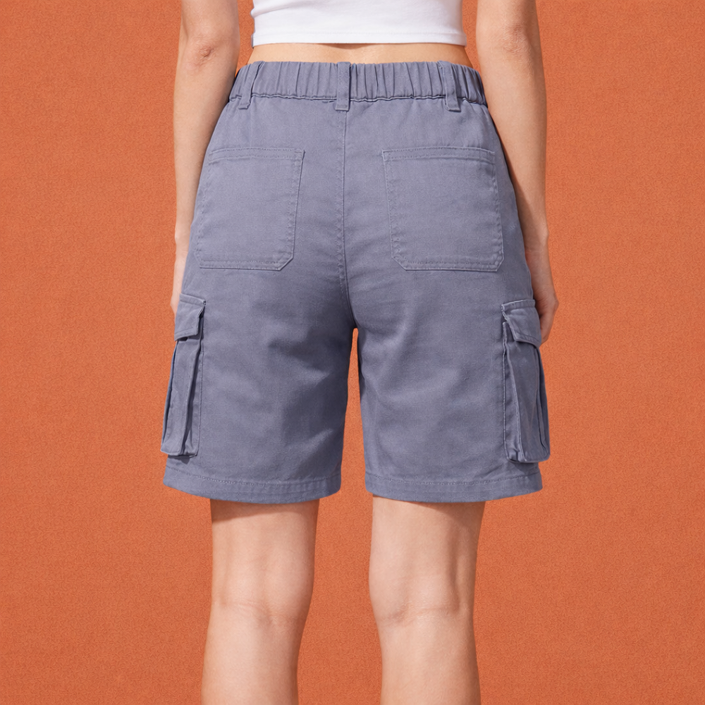 Trendy dames cargo shorts, perfect voor casual zomerse dagen. Voorzien van elastische taille en zakken.