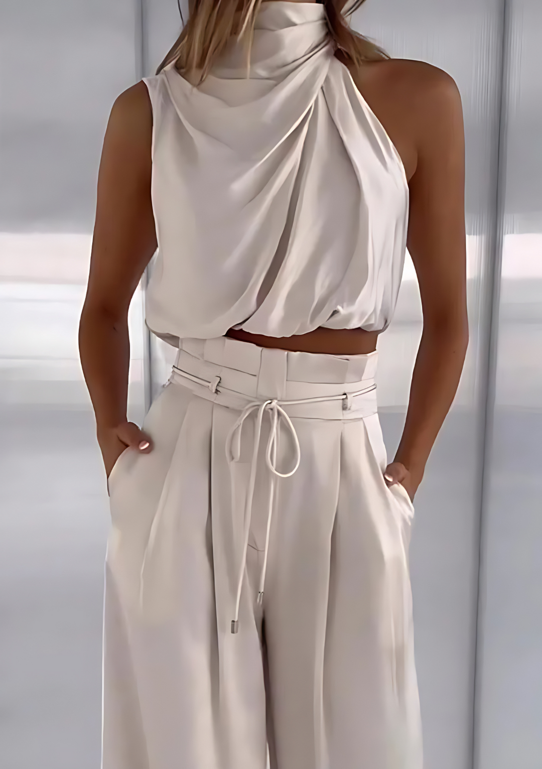 Dames casual-chique mouwloze top en wijde pijpen broek set. Perfect voor zomerse dagen en veelzijdig.