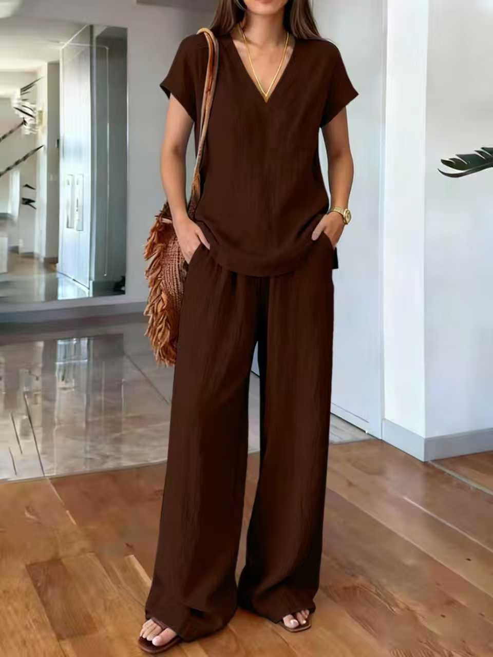 Close-up van de V-hals op de casual linnen damesblouse, onderdeel van een comfortabele tweedelige set.