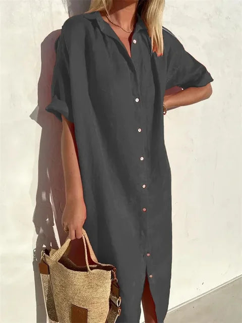 Detail: knoopsluiting op een stijlvolle casual midi blouse jurk voor dames. Lente en zomer.