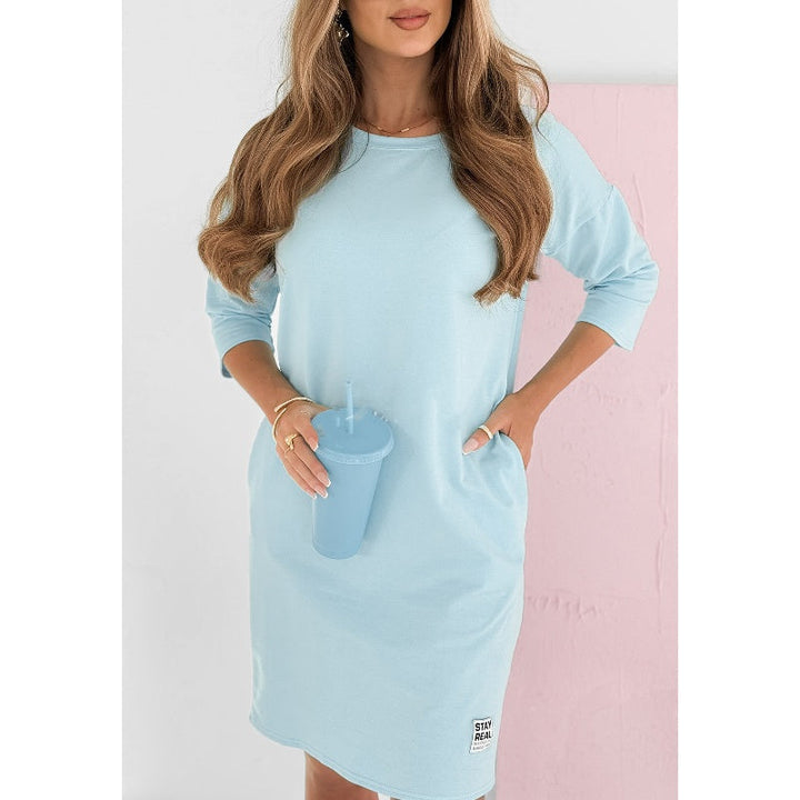 Comfortabele damesjurk met 3/4 mouwen, mini lengte, ronde hals en functionele zakken; jouw perfecte casual stijl.