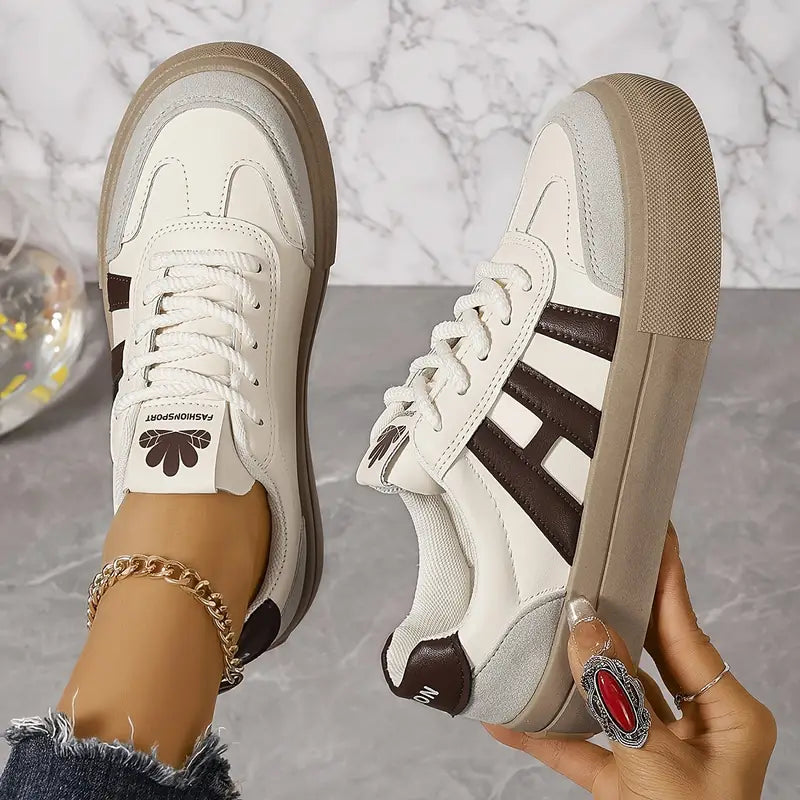 Trendy blauwe dames sneakers, perfect voor een casual look, comfortabele pasvorm en stijlvol design.