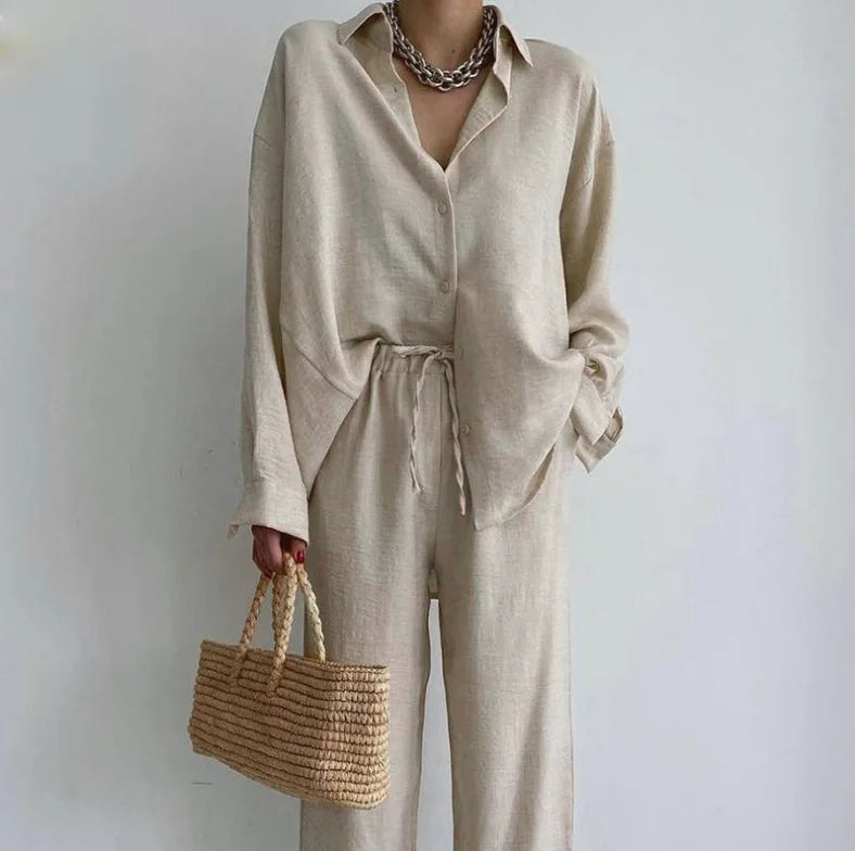 Dames casual tweedelige zomerset met losvallende blouse en rechte broek voor comfort en stijl.