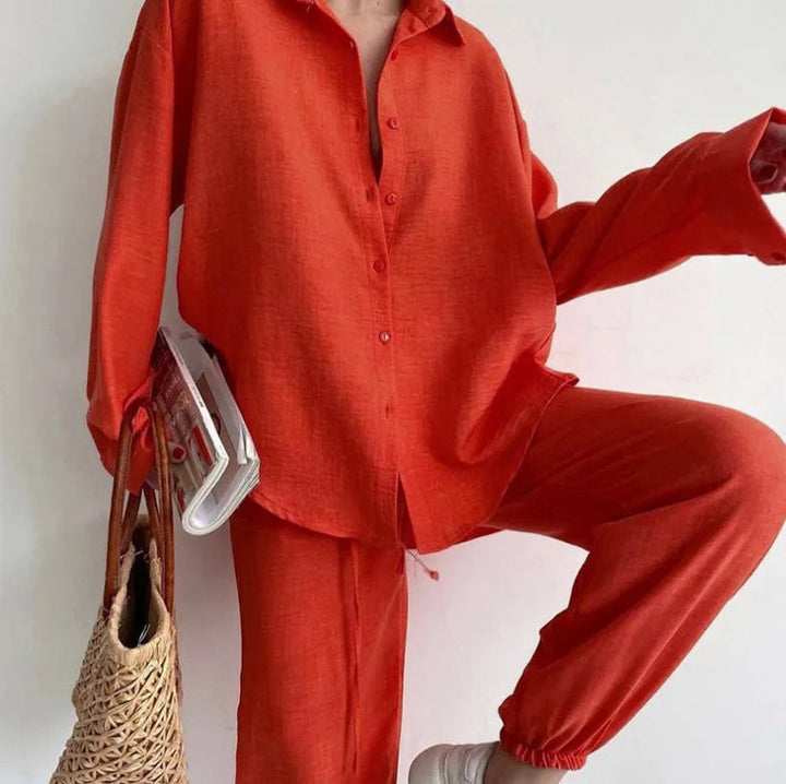 Elegante tweedelige dames zomerset met modieuze blouse met turn-down kraag en rechte broek.