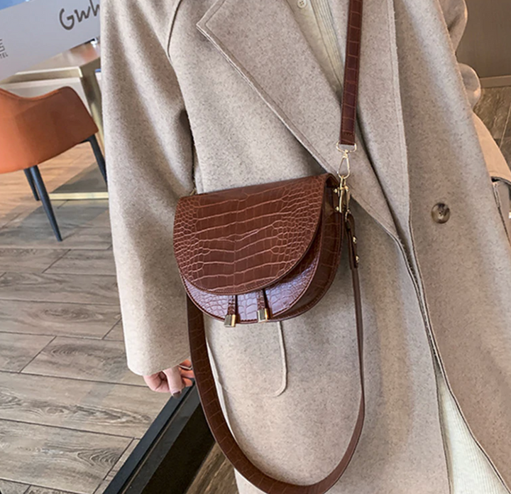 Dames Chelsey crossbody tas met zwarte krokodillenprint, modieus accessoire voor elke dag.