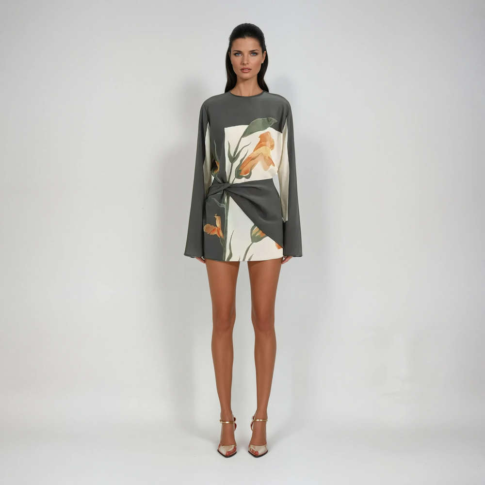 Feestelijke mini jurk voor dames met levendige bloemenprint, lange mouwen en gedraaide taille.