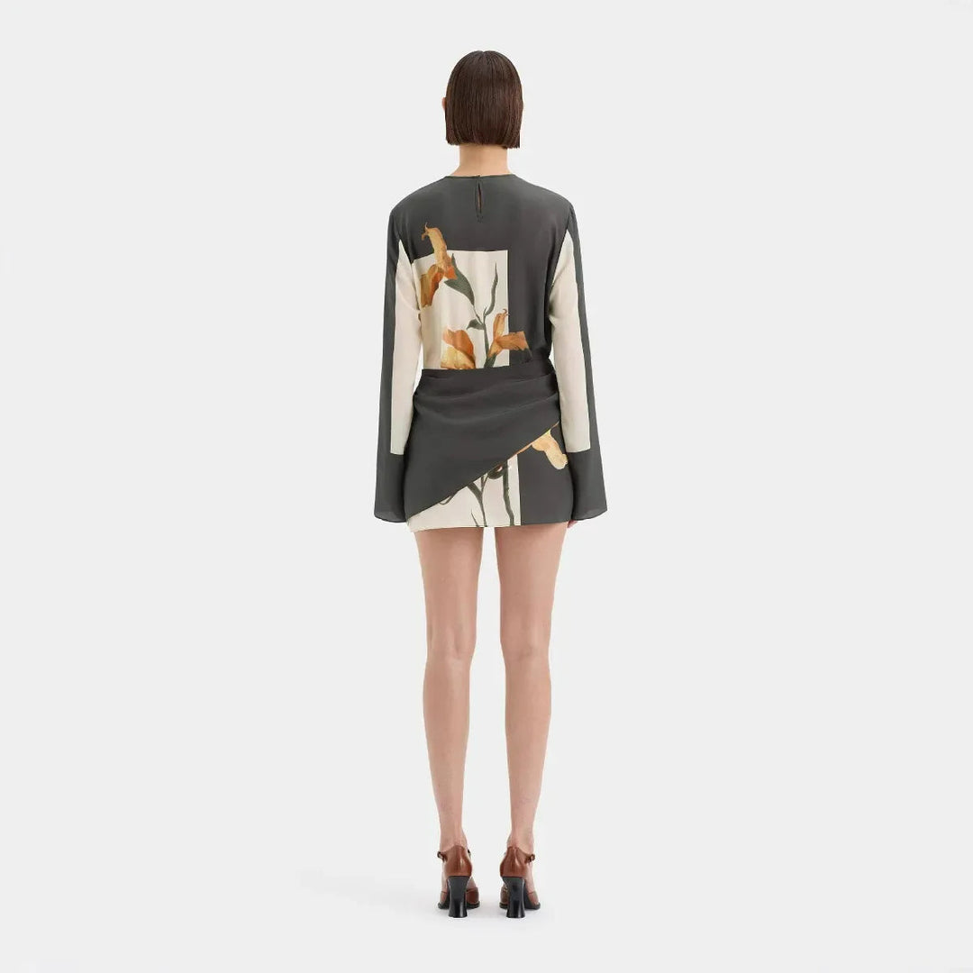 Elegante avondjurk voor dames; bloemenprint, lange mouwen, ronde hals en flatterende gedraaide taille.