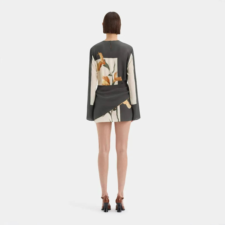 Elegante avondjurk voor dames; bloemenprint, lange mouwen, ronde hals en flatterende gedraaide taille.