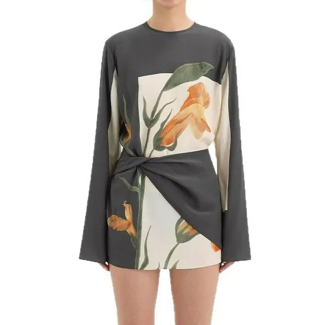 Unieke dames feestjurk met gedraaide taille, lange mouwen en opvallende bloemenprint; perfecte pasvorm.