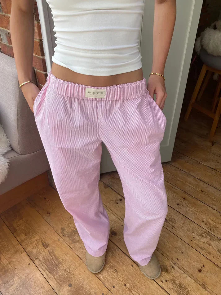 Dames comfort fit loungebroek, ideaal voor ontspannen momenten en relaxte elegantie, perfect voor thuis.
