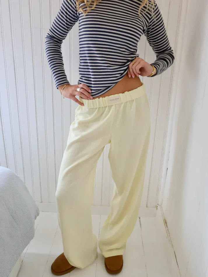 Vrouwelijke broek, ontworpen voor ontspanning en casual elegantie, ideaal voor elk moment van de dag.