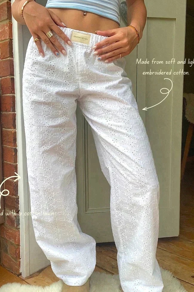 Close-up van de stof van de comfort fit damesbroek, toont zachte textuur en hoogwaardige kwaliteit.