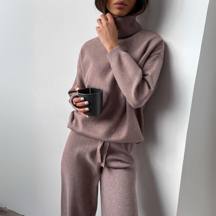 Stijlvolle dames co-ord set: zachte coltrui en comfortabele joggingbroek voor thuis of onderweg.