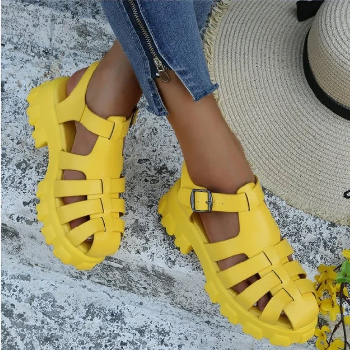 Stijlvolle platte dames zomer sandalen met comfortabel zacht voetbed. Perfect voor modebewuste vrouwen.