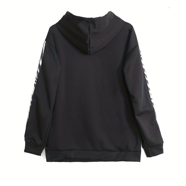 Dames tweedelig trainingspak, bestaande uit een trendy hoodie en een comfortabele broek. Perfect als stijlvolle loungewear.