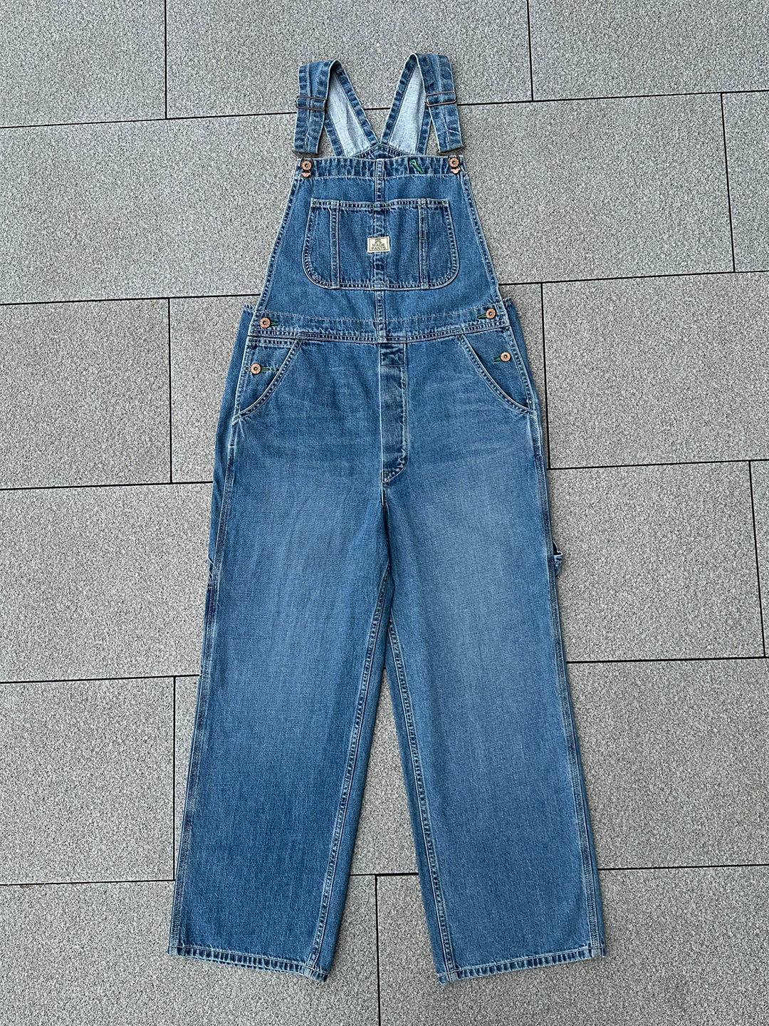 Comfortabele dames overall met rechte pijpen, veelzijdige vrouwenkleding in denimlook.