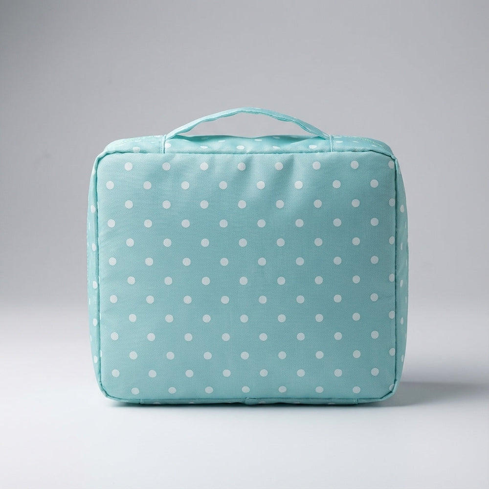 Geopende make-up organizer tas met meerdere vakken en verstelbare verdelers voor cosmetica.