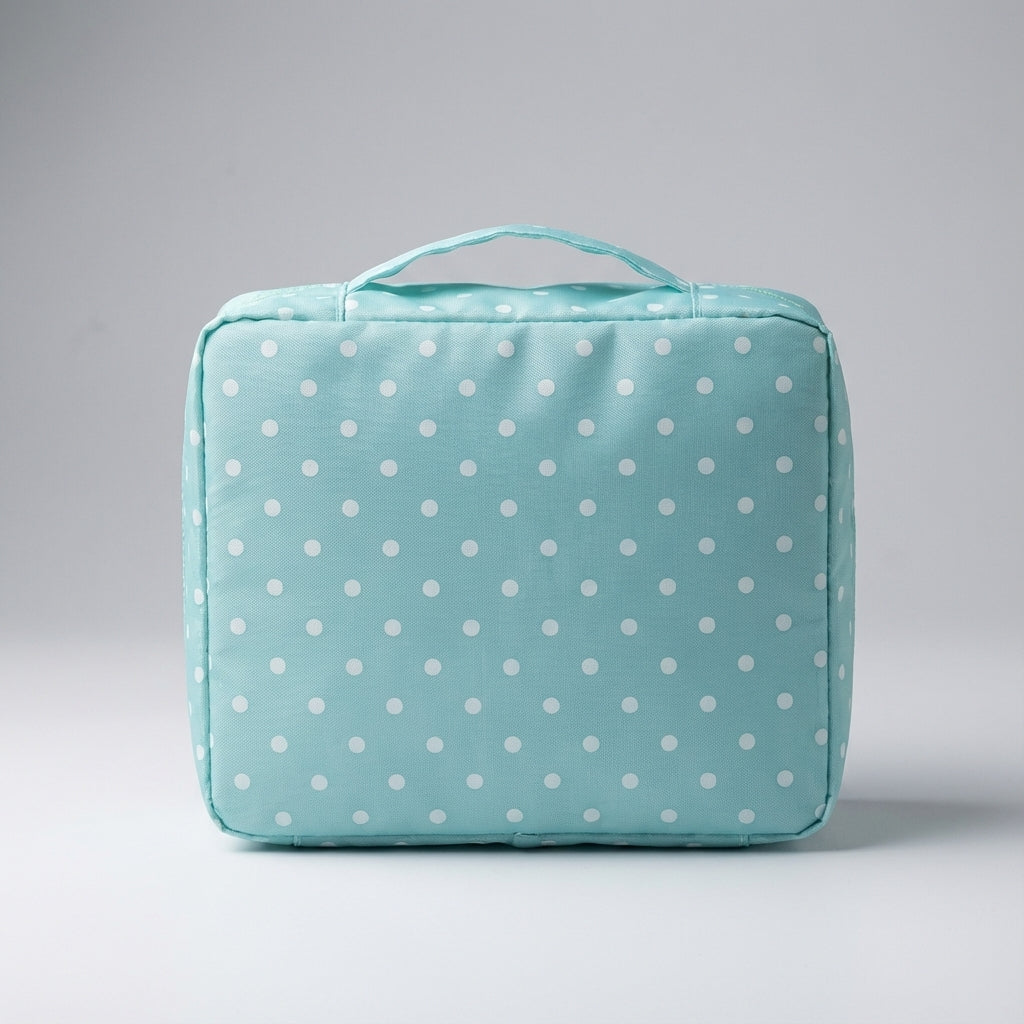 Geopende make-up organizer tas met meerdere vakken en verstelbare verdelers voor cosmetica.