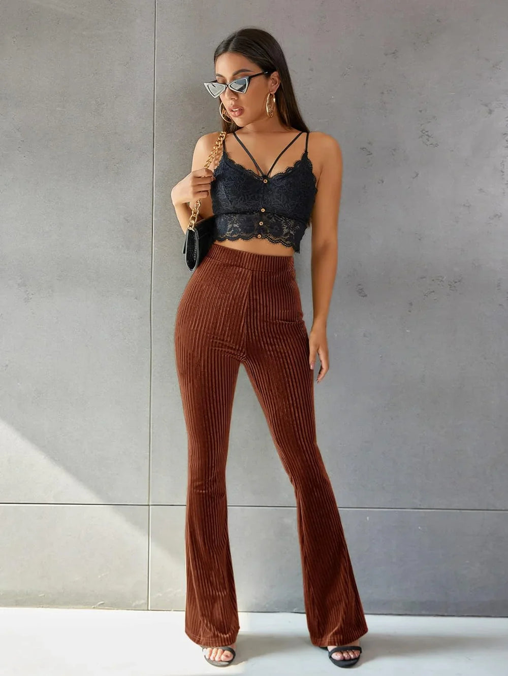 Close-up van de zachte corduroy stof van deze comfortabele dames ribbroek met uitlopende pijpen.