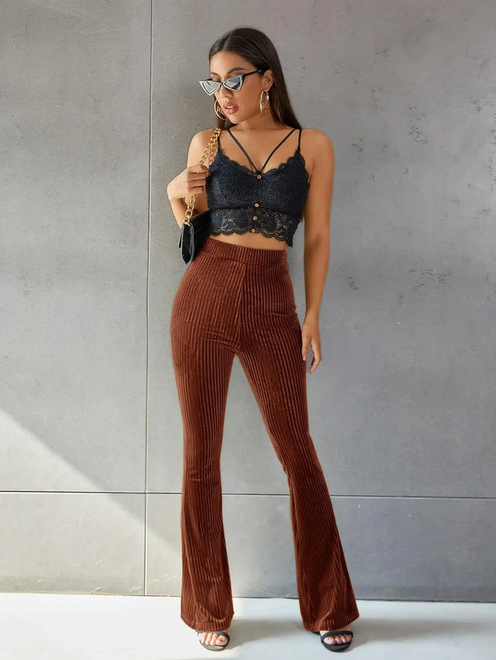 Close-up van de zachte corduroy stof van deze comfortabele dames ribbroek met uitlopende pijpen.