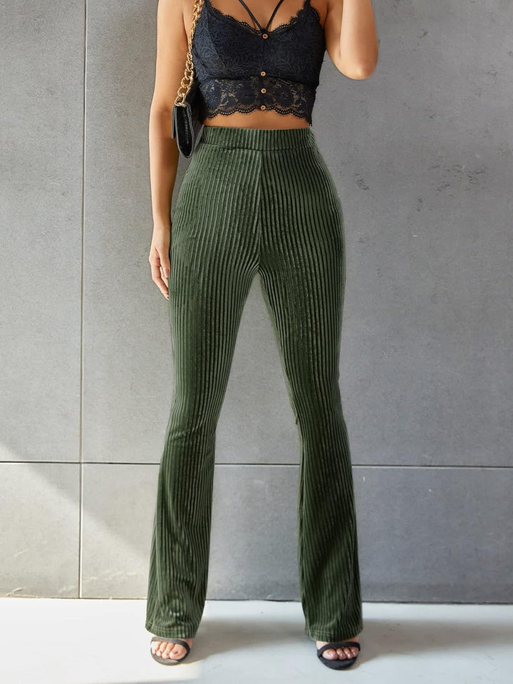 Stijlvolle groene dames corduroy broek met hoge taille en uitlopende pijpen, retro design.