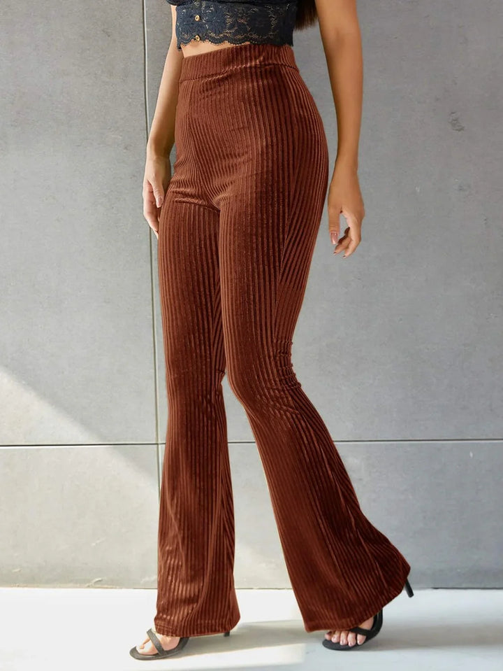 Detail van de hoge taille en uitlopende pijpen van deze trendy corduroy damesbroek.