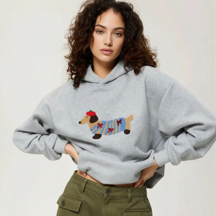 Dames cozy hoodie met teckel borduurwerk, perfect voor een gezellige en comfortabele winteroutfit.