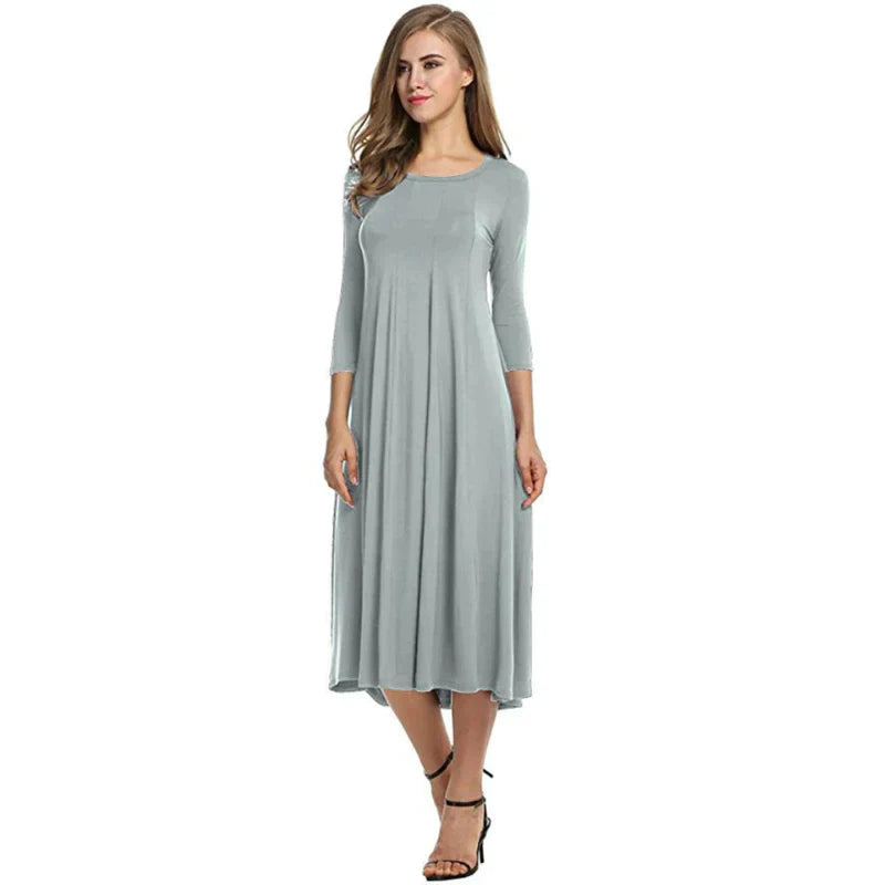 Detail van de stof: Elegante dames driekwart midi zomerjurk, toont comfortabele, vloeiende textuur.