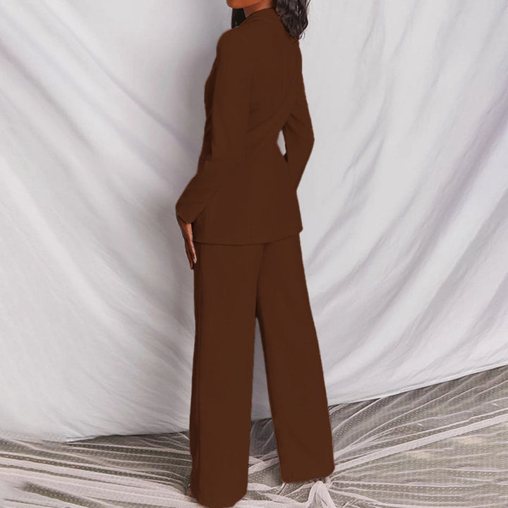 Professionele dames outfit: elegante blazer en nette broek. Perfect voor kantoor of zakelijke bijeenkomsten.
