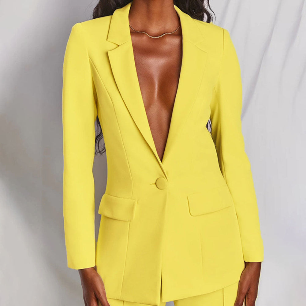Stijlvolle dames blazer en bijpassende broek, perfect voor een professionele zakelijke outfit.