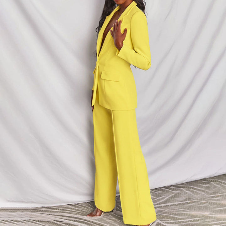 Modieuze dameskleding set: elegante blazer en pantalon. Chique en trendy damespak.