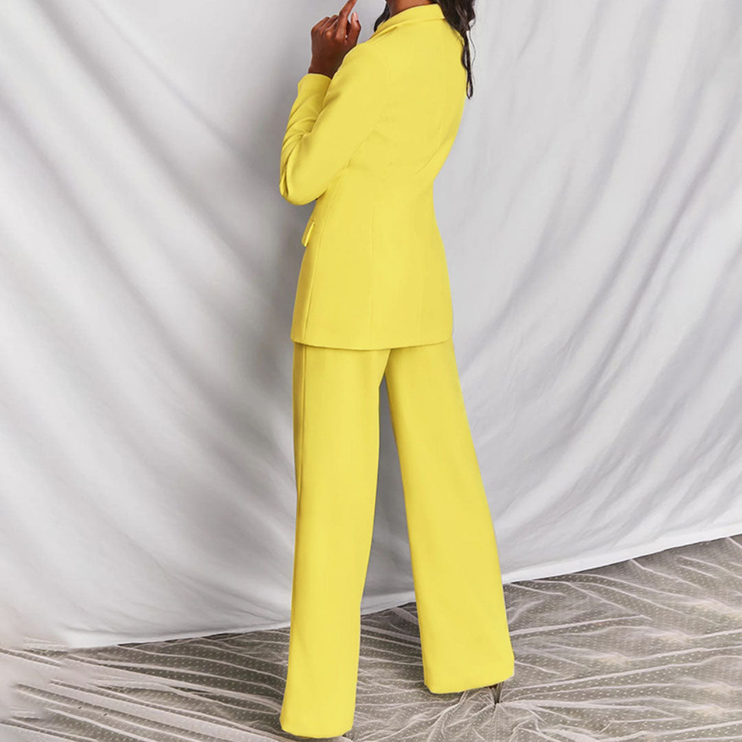 Formele tweedelige dames set: blazer en broek. Ideaal voor zakelijke evenementen, stijlvolle damesmode.