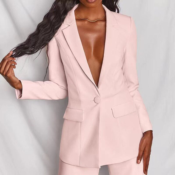 Elegante dames blazer en bijpassende pantalon, ideaal voor een zakelijke of formele gelegenheid.