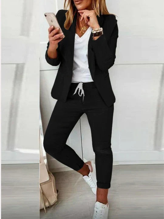 Broek uit een elegante dames pak set. Comfortabele broek met stijlvolle pasvorm, perfect voor een veelzijdige outfit.