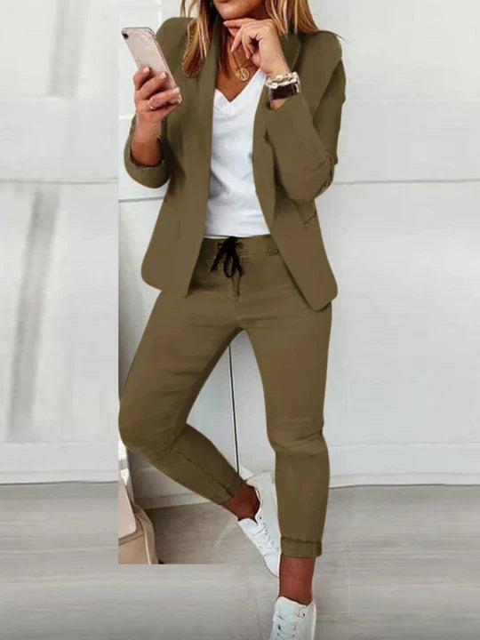Dames complete outfit: stijlvolle blazer en broek set. Elegante pasvorm voor een comfortabel en modern zakelijk pak.