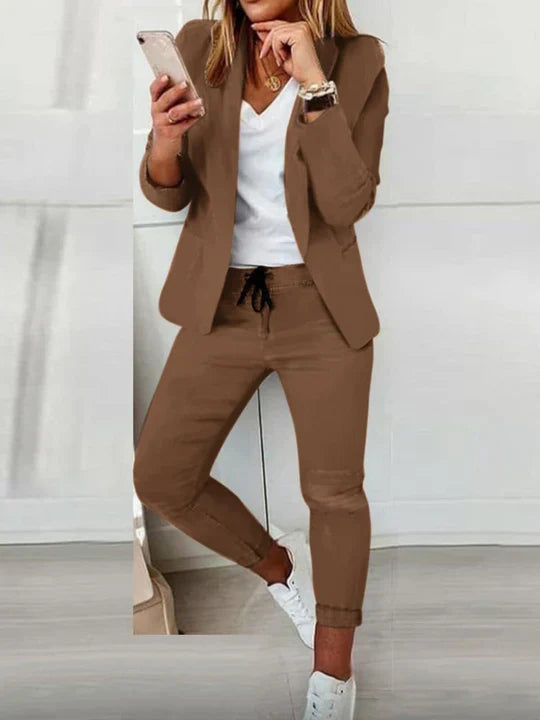 Elegant dames pak met stijlvolle blazer en broek. Deze veelzijdige set is perfect voor zakelijke kleding of feestelijke avonden.