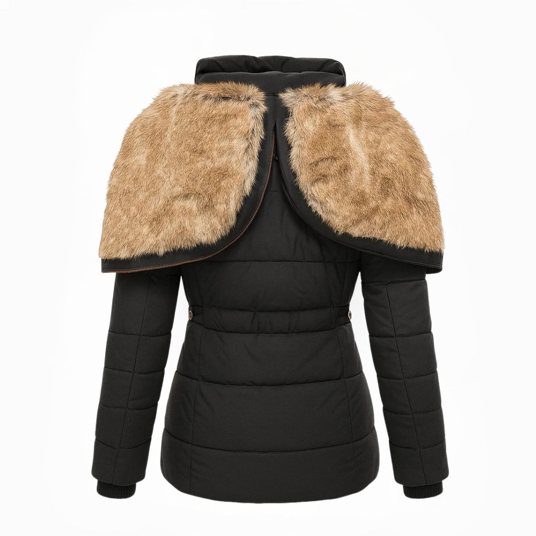Lange dames winterjas met capuchon en ritszakken. Elegant design, perfect voor wintermode.