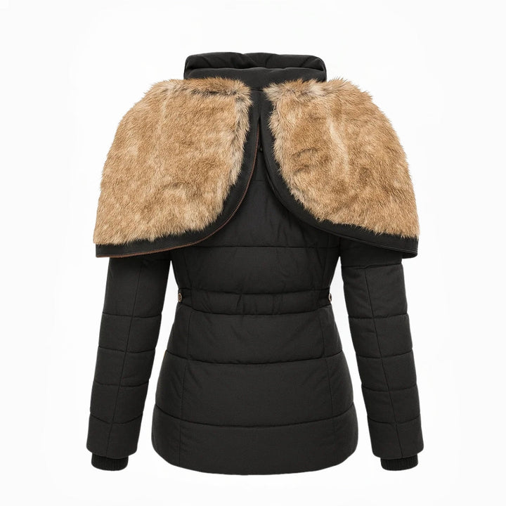 Lange dames winterjas met capuchon en ritszakken. Elegant design, perfect voor wintermode.